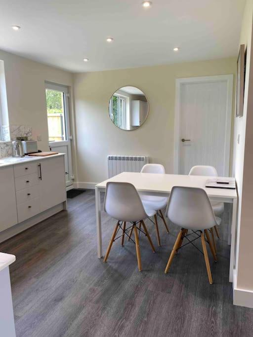 Larks Leaze Lodge, Steeple Ashton, Wiltshire 特罗布里奇 外观 照片