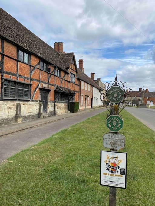 Larks Leaze Lodge, Steeple Ashton, Wiltshire 特罗布里奇 外观 照片