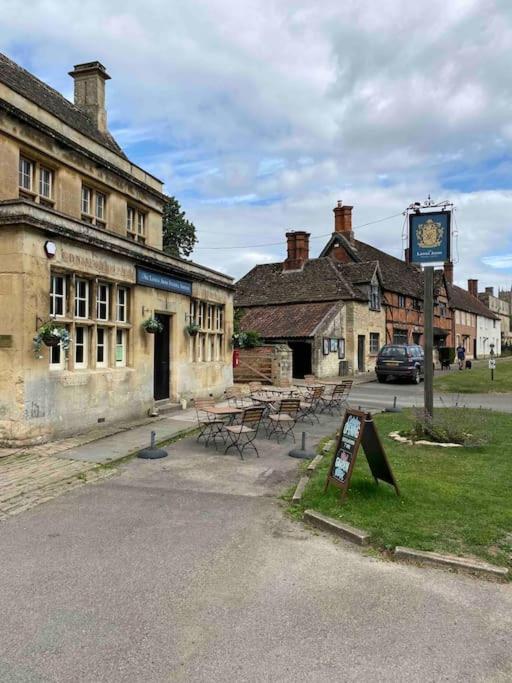 Larks Leaze Lodge, Steeple Ashton, Wiltshire 特罗布里奇 外观 照片