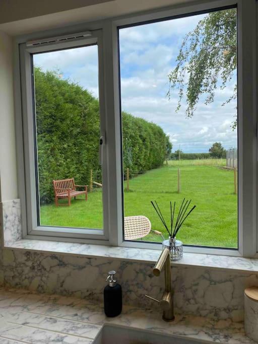 Larks Leaze Lodge, Steeple Ashton, Wiltshire 特罗布里奇 外观 照片